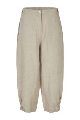 relaxed-linen-trousers-elegant-style