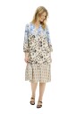 blauwe-jurk-met-v-hals-en-knoopsluiting