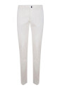 witte-broek-met-riem-en-zakken