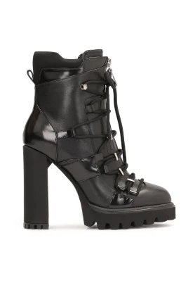 Avantgarde Booties med Dekorativ Snörning.Denna produkt är liten i storleken.