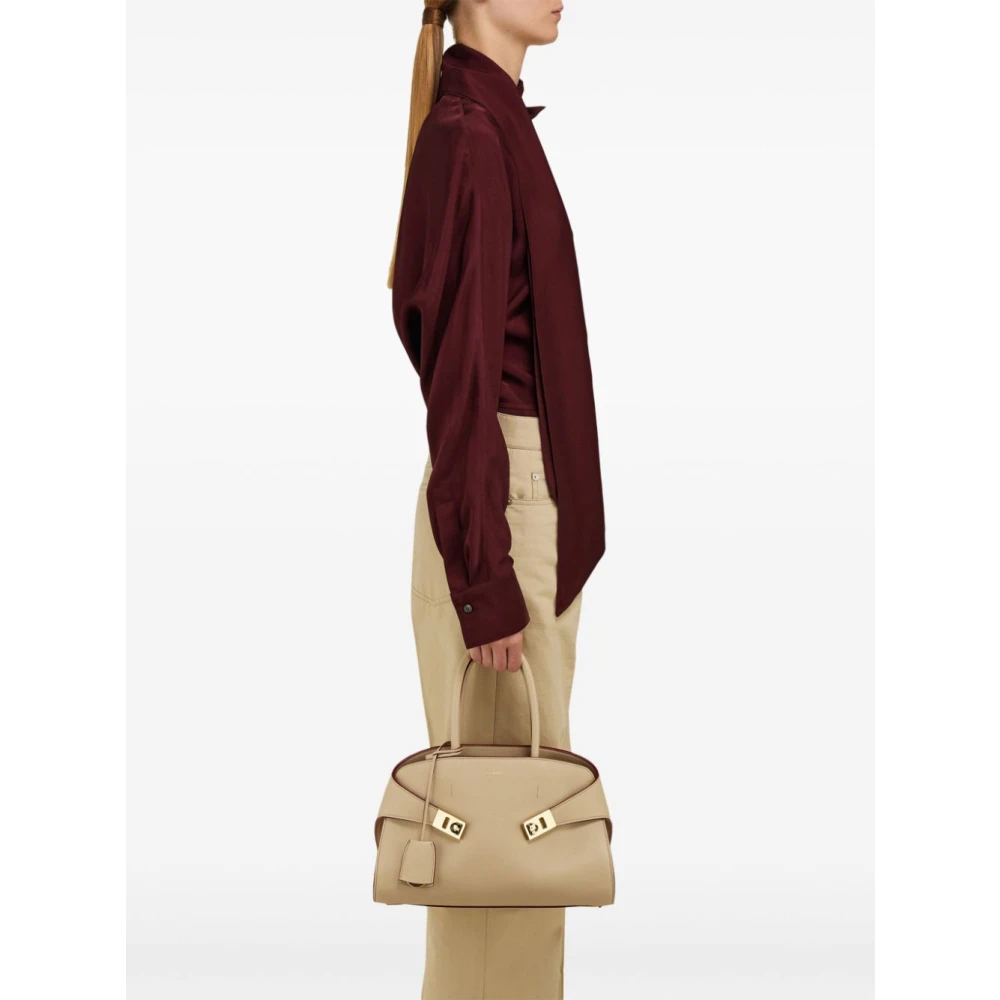 Salvatore Ferragamo Beige Gehamerd Leren Handtas met Gouden Hardware Beige Dames