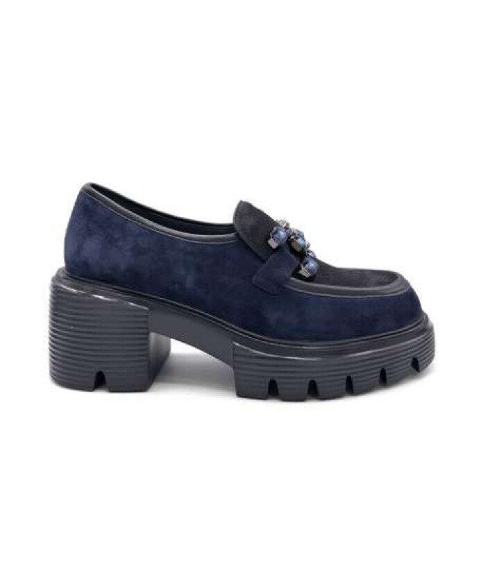 chaussures-fermees-en-daim-bleu-avec-semelle-en-caoutchouc