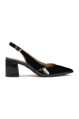 Lackpumps med exponerade klackar