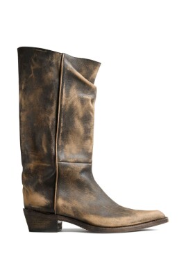 black-leather-pointed-toe-boots
