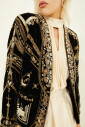 veste-en-chenille-brodee-de-paillettes