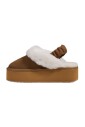 chaussures-beige-slip-on-en-cuir-avec-semelle-en-caoutchouc