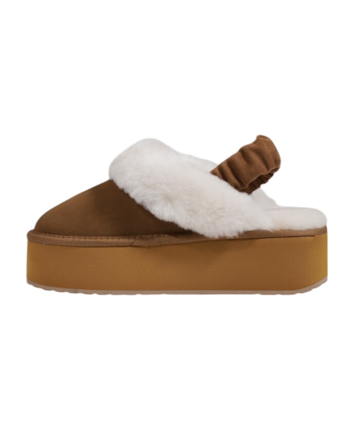 chaussures-beige-slip-on-en-cuir-avec-semelle-en-caoutchouc