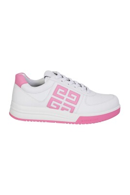 white-sneakers-chic-style