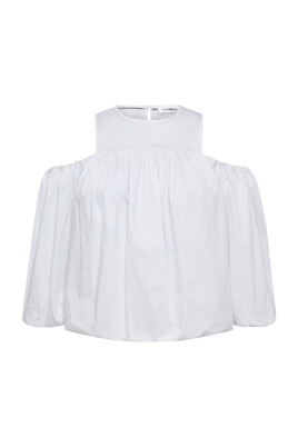 off-shoulder-ballongblus-med-volangdetaljer