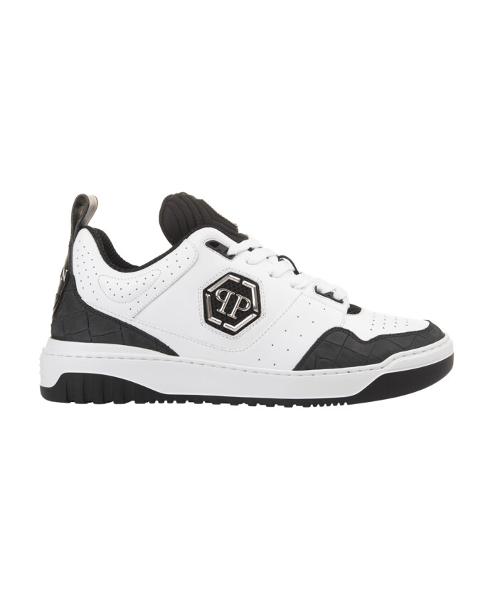 baskets-en-cuir-blanc-avec-ecusson-hexagone