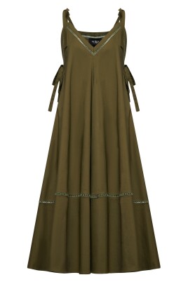 robe-longue-avec-des-details-brodes