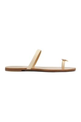 Platta flip-flops med hjärta på fingerrem
