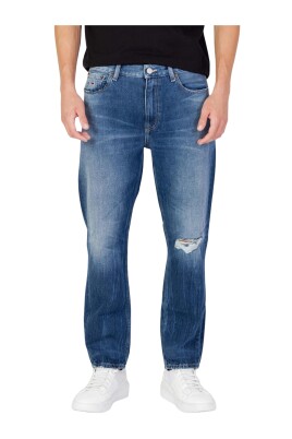 worn-out-effect-blue-jeans