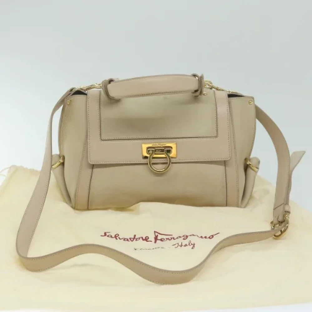 Salvatore Ferragamo Pre-owned Leather shoulder-bags Beige Dames