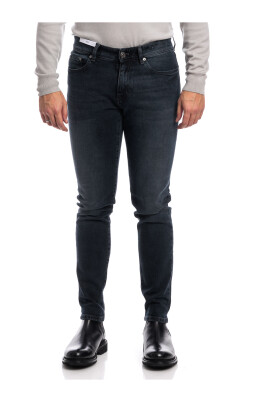 rock-jeans-for-a-stylish-look