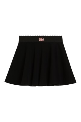 black-skirt-fashionable-style