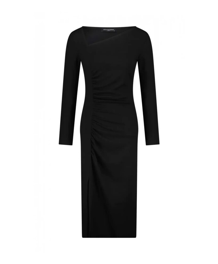 robe-ajustee-froncee-avec-encolure-asymetrique