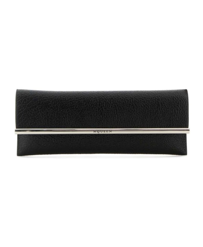 zwarte-lamsskin-clutch-metalen-staaf-gegraveerd