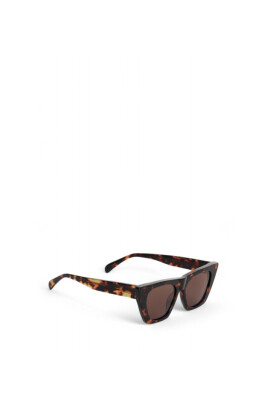 lunettes-de-soleil-carrees-angulaires-avec-monture-ecaille