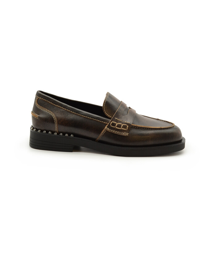 mocassin-en-cuir-marron-avec-clous