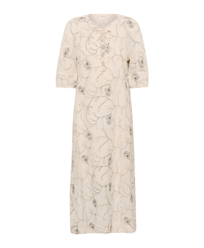 robe-noire-couture-sur-blanc