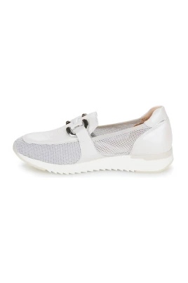 Elegant pärlvit slip-on sko