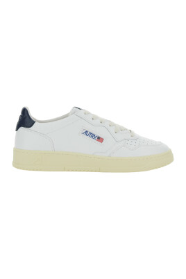sneakers-blancs-en-cuir-avec-talon-bleu-marine