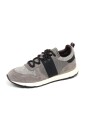 chaussure-grise-en-daim-avec-carreaux-en-laine