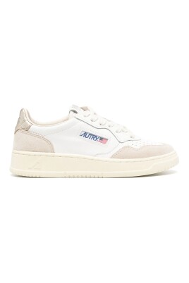 sneakers-basse-en-cuir-avec-inserts-en-daim