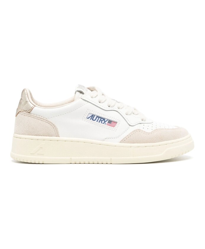 sneakers-basse-en-cuir-avec-inserts-en-daim