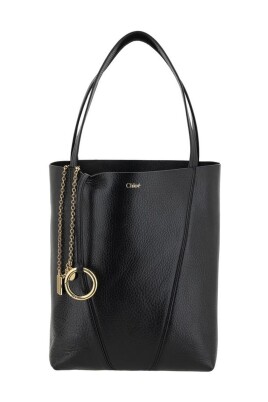 sac-a-bandouliere-avec-detail-de-chaine