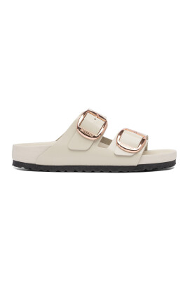 beige-sandals-with-big-buckle