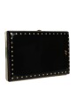 pochette-en-cuir-noir-a-clous-dores