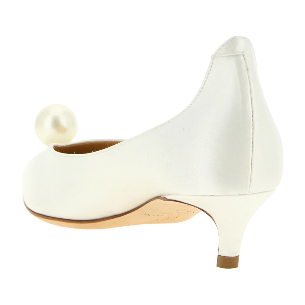 Magda Butrym Satijnen pumps met pareldetails