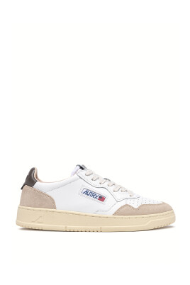 sneakers-blancs-en-cuir-suede