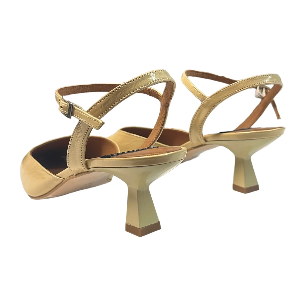 Angel Alarcon Lage hak leren sandalen enkelband Beige Dames