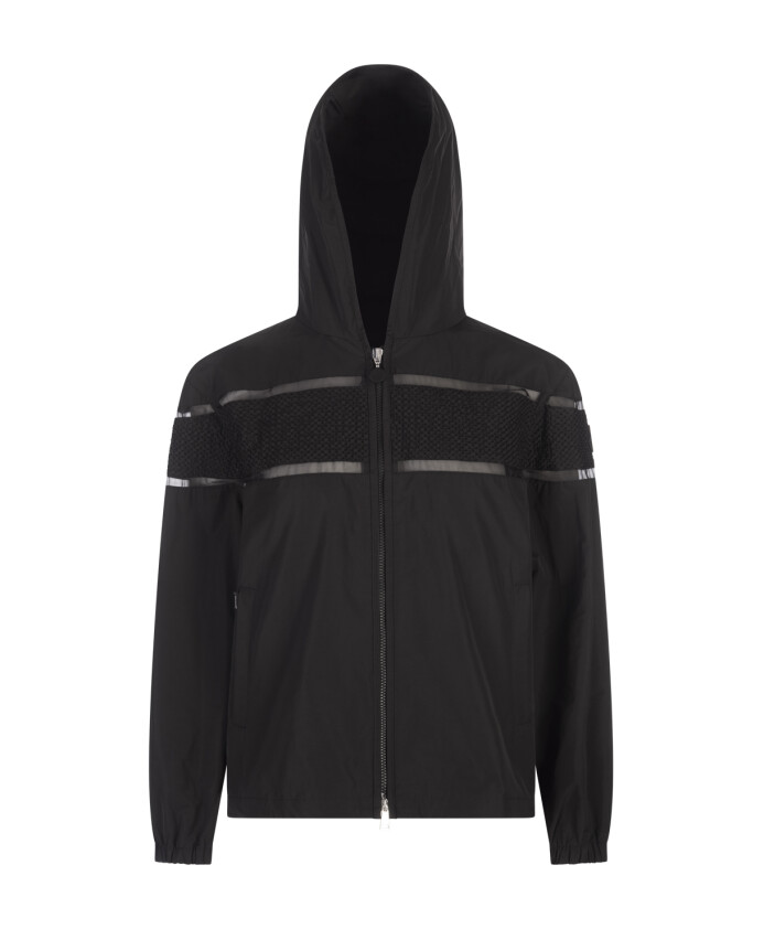 veste-a-capuche-noire-avec-empiecement-en-soie