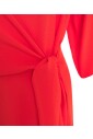 rode-gedrapeerde-jurk-met-asymmetrische-zoom
