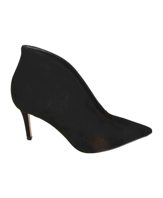 black-heeled-shoes
