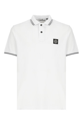 polo-blanc-avec-patch-logo