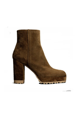 brown-heeled-boots