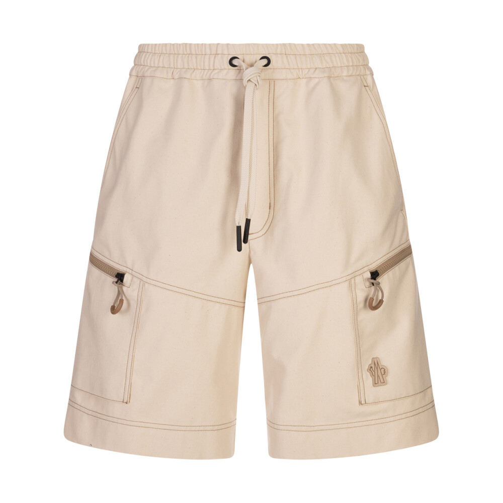 ショートパンツ MONCLER Women Shorts  Burmudas 2B000 03597SL Beige Moncler Grenoble Beige shorts with logo patch | TheDoubleF