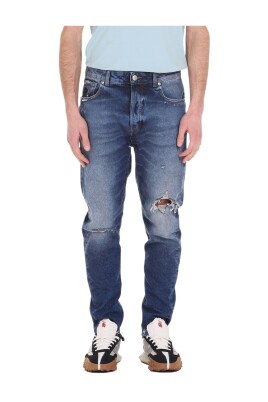 loose-fit-jeans-with-breakage