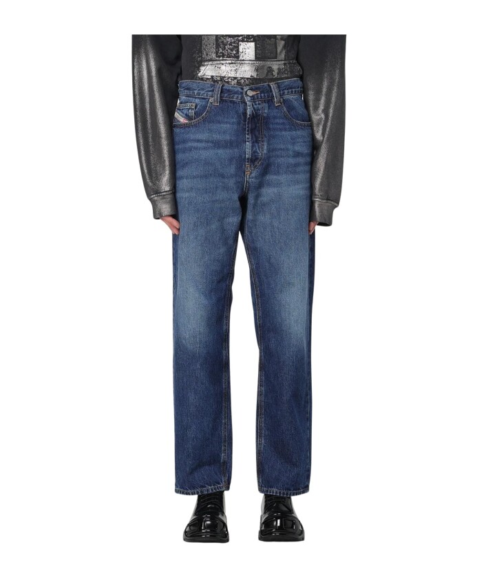 jeans-bleus-coupe-decontractee