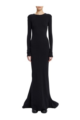 robe-evasee-a-manches-longues-en-noir