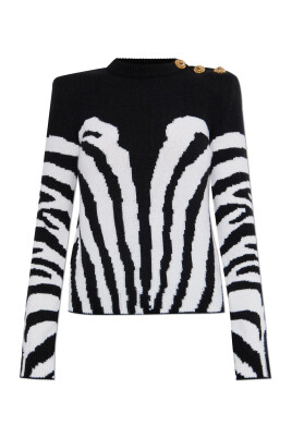 pull-avec-boutons-decoratifs-sur-lepaule