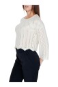 pull-en-tricot-beige-a-col-rond