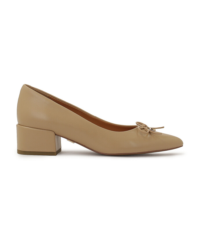 beige-lage-leren-pumps
