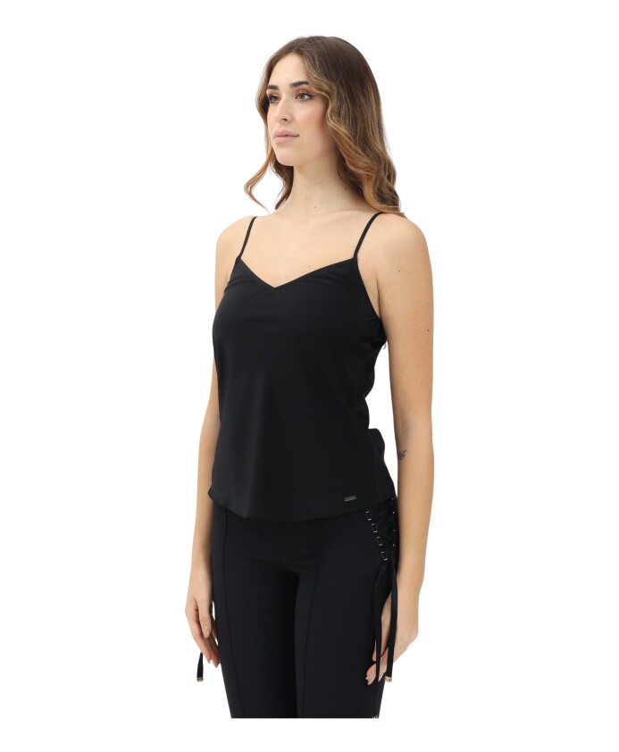 haut-noir-minimaliste-style-elegant-decontracte