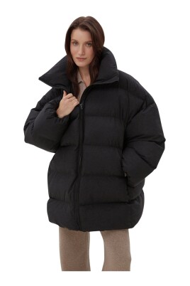 black-quilted-puffer-jacket-with-a-high-collar
